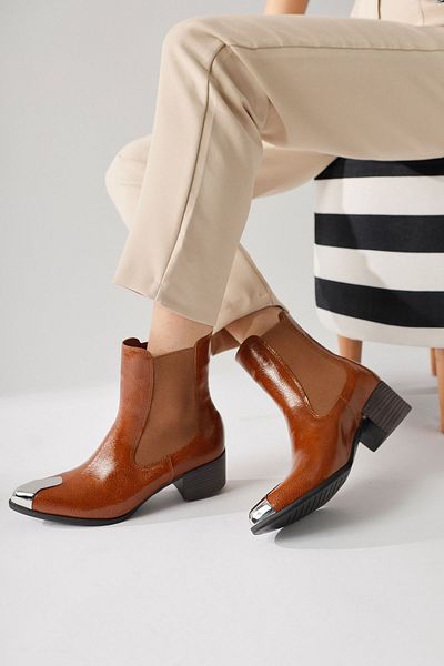 Limoya Heda Taba Wrinkled Patent Leather Pointed Toe Metal Λεπτομερείς γυναικείες μπότες, γυναικεία μποτάκια