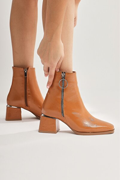 Limoya Γυναικείες μπότες Deyana Tan Wrinkled Patent Leather με αξεσουάρ με φερμουάρ, γυναικείο μποτάκι