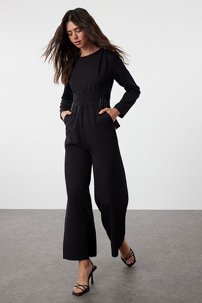Trendyol Modest Schwarzer Jumpsuit mit zweireihigem Schnitt und gewebten Accessoires TCTSS24TL00007