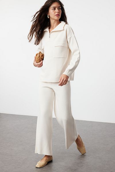 Trendyol Collection Wide Fit bézs kötöttáru szett - cipzáras és zsebes TWOAW24AU00010