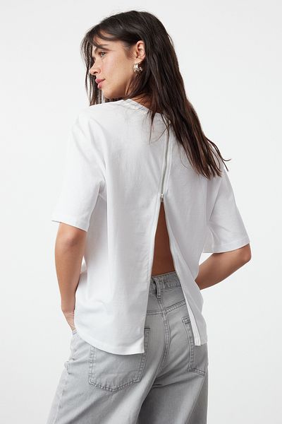 Trendyol Collection Pohodlné bílé bavlněné tričko na zip - TWOSS24TS00272