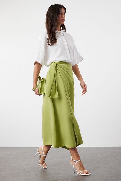 Trendyol Modest Ölgrüner Rock in Leinenweboptik – Zweireihig und mit Bindedetail TCTSS24EE00002
