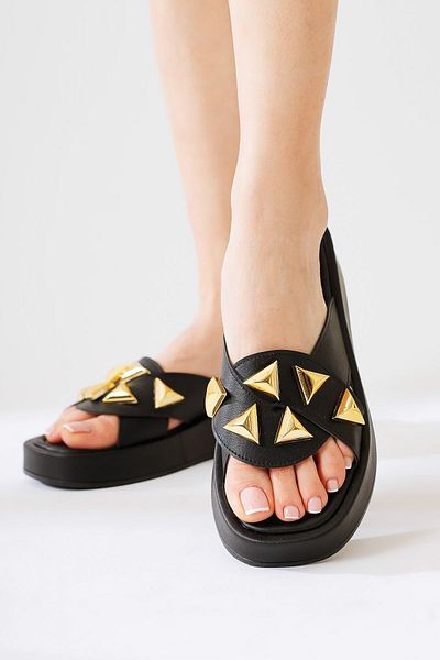 Limoya Γυναικείες παντόφλες Roslin Black Cross Strap Gold Triangle Studded Λεπτομερείς γυναικείες παντόφλες