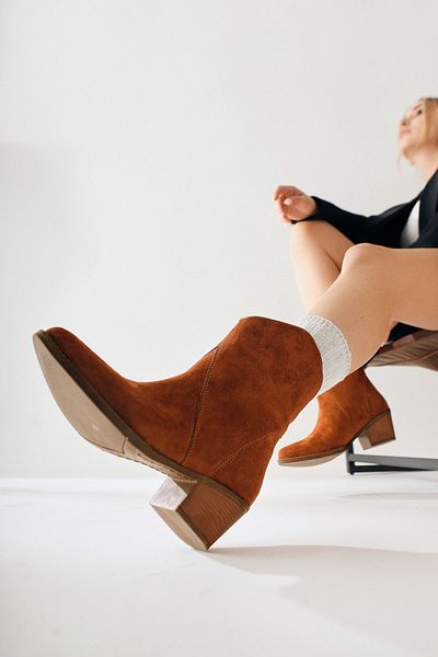 Limoya Γυναικείο μποτάκι Western Tan Suede Knut Asymmetric Cut με μυτερή μύτη