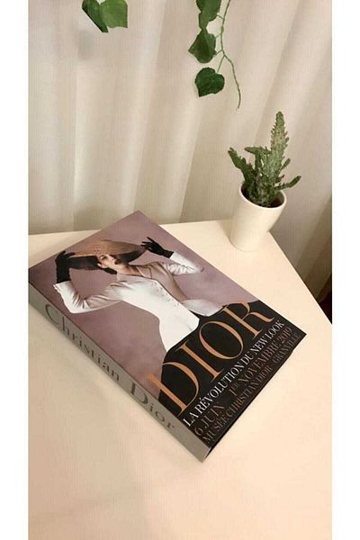 Happy Peyzaj Christian Dior Γυναικείο Διακοσμητικό Βιβλίο με Καπέλο 27x18x4,5cm