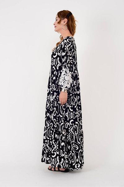 Hazinedan Rochie neagră până la podea, cu decolteu în V, broderie și mâneci cu volan - cu pompon