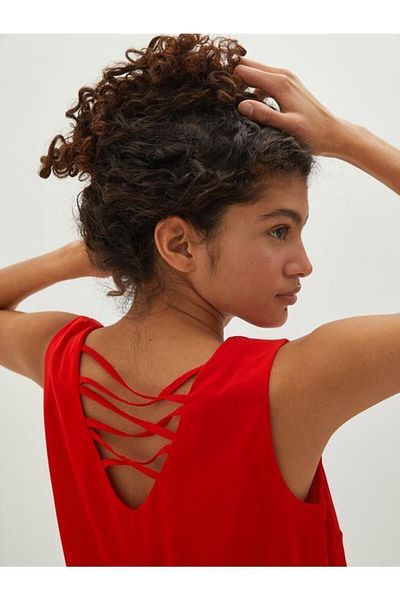 LC Waikiki V-Neck Plain Sleeveless Crinkle Fabric Blouse with Piping Detail
