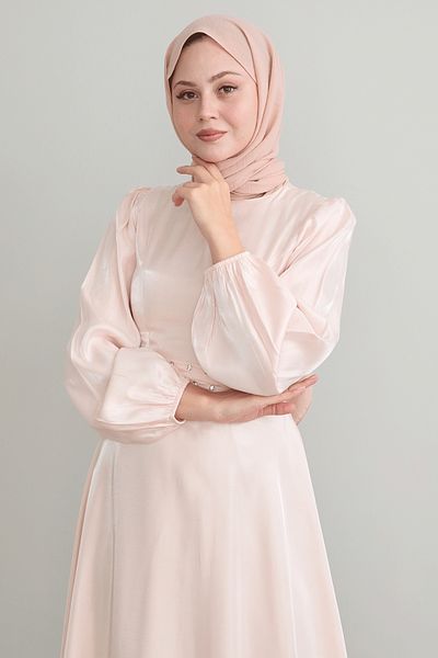 InStyle فستان من الساتان اللامع - حزام مزين بالأحجار