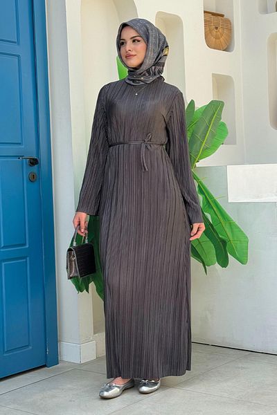 Bym Fashion Plisseekleid aus geräuchertem Satin - 3897