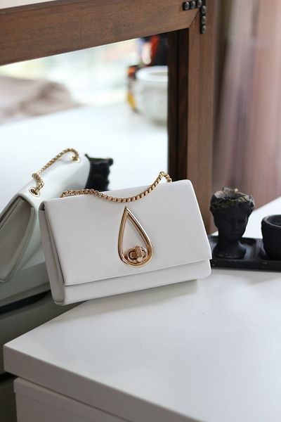Moom Bag Γυναικεία λευκή τσάντα ώμου με αξεσουάρ σταγόνας