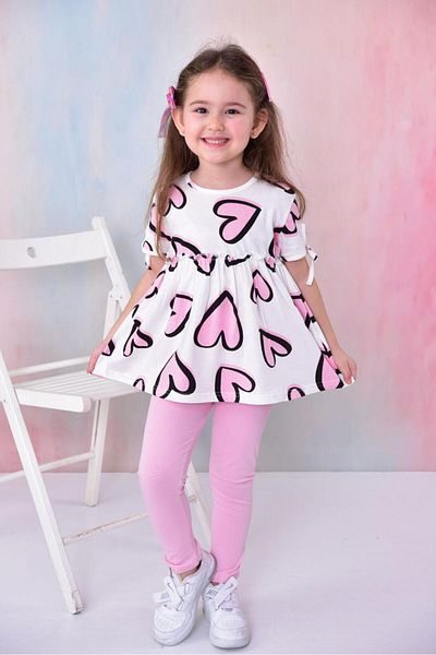 TRENDYOLKIDS Rózsaszín szívvel nyomtatott póló és leggings szett lányoknak - TKDSS24AU00032