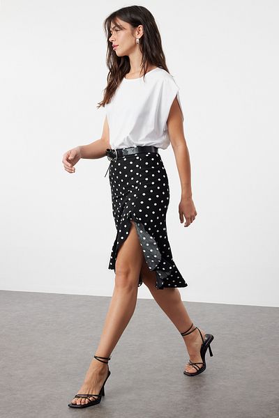 Trendyol Collection Pružná černá midi pletená sukně – puntíky a volán, rozpark TWOSS24ET00261