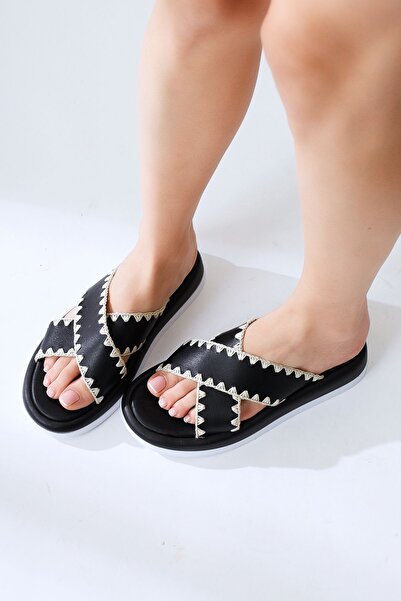 Limoya Προϊόν εκκαθάρισης γυναικείων παντόφλων με μαύρο σταυρωτό λουράκι Rosalyn με λεπτομέρεια κεντήματος