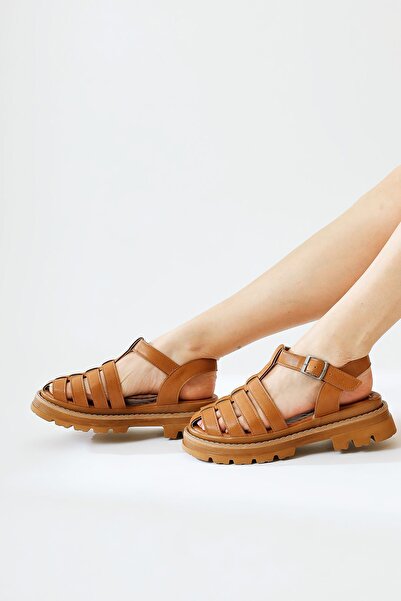 Limoya صندل نسائي بنعل سميك من Tylia Tan