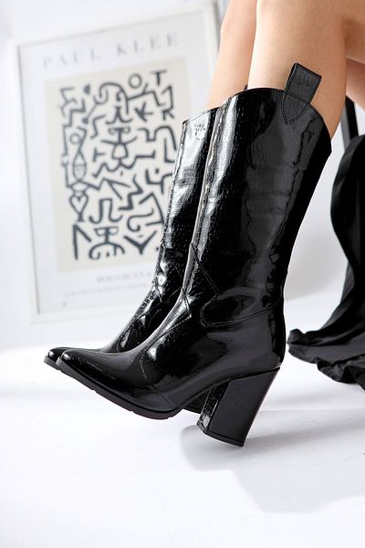 Limoya Κοντές γυναικείες μπότες Keri Black Crocodile Asymmetric Cut με τακούνι