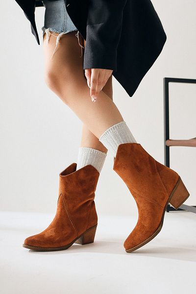 Limoya Γυναικείο μποτάκι Western Tan Suede Knut Asymmetric Cut με μυτερή μύτη