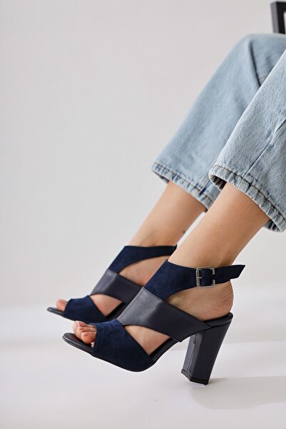 Jilberto Magdalena sötétkék magassarkú nyitott orrú szandál