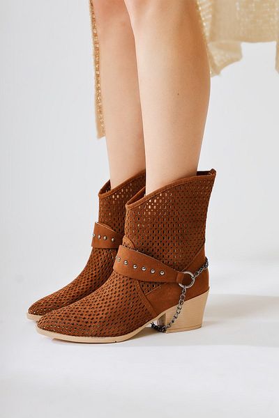 Limoya Olinda Tan Suede Western Bootie - Κοπή με λέιζερ, μυτερή μύτη και λεπτομέρεια αλυσίδας