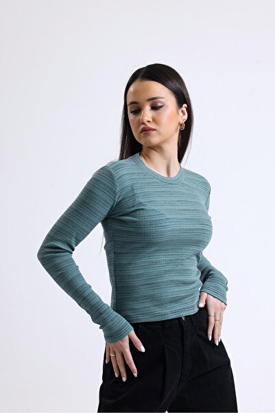 pulur.co تي شيرت قطني من كاجلا قماش مجدّل حياكة مضلعة برقبة دائرية وأكمام طوي...