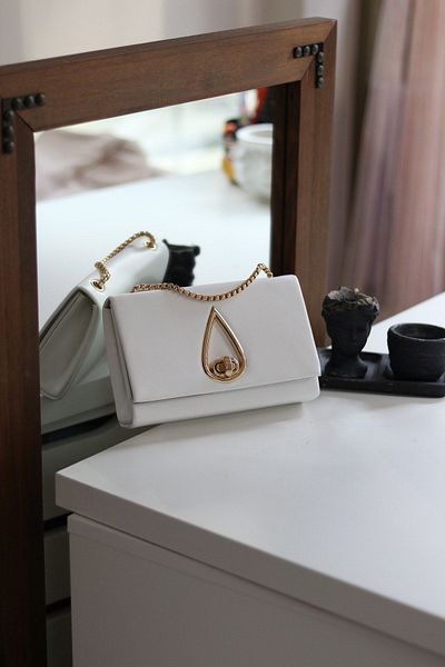 Moom Bag Γυναικεία λευκή τσάντα ώμου με αξεσουάρ σταγόνας