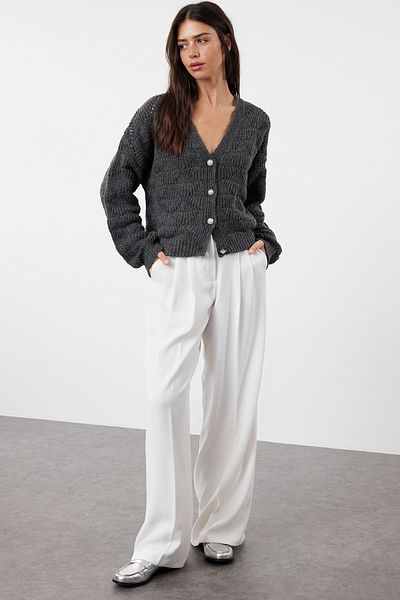 Trendyol Collection Anthrazitfarbene Strickjacke mit V-Ausschnitt - Durchbrochen/Loch TWOAW24HI00311