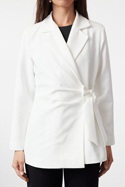 Trendyol Modest Jachetă albă țesută la două piept, cu detaliu de cravată laterală și căptușeală - TCTSS24CK00008