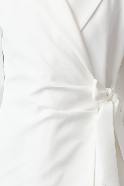 Trendyol Modest Jachetă albă țesută la două piept, cu detaliu de cravată laterală și căptușeală - TCTSS24CK00008