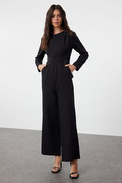 Trendyol Modest Schwarzer Jumpsuit mit zweireihigem Schnitt und gewebten Accessoires TCTSS24TL00007
