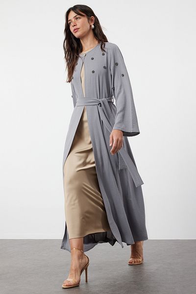 Trendyol Modest Gewebte Kappe mit Gürtel und grauem Stein-Accessoire - Ferace/Abaya TCTSS24KF00038