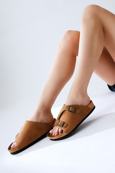 Limoya Γυναικείες παντόφλες από γνήσιο δέρμα Christella Tan Suede με διπλή πόρπη