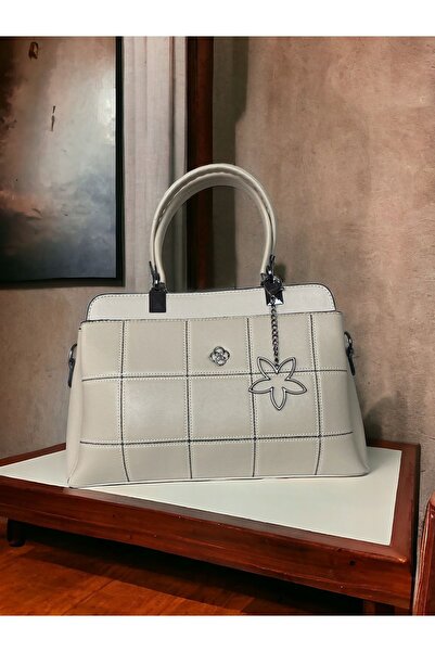 Peony Boutique حقيبة يد وكتف باللون البيج مع تفاصيل ملحقات مدخنة