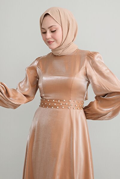 InStyle Brokatowa szczegółowa brązowa satynowa sukienka z paskiem i kamieniem