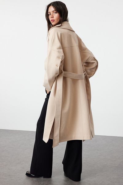 Trendyol Collection Weich strukturierter Ecru Oversize-Mantel - Knopfdetail und Schlitz Twoaw25kb00027