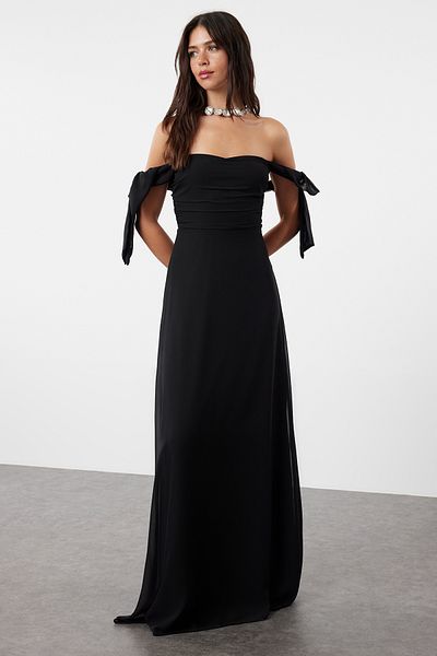 Trendyol Collection Czarna sukienka wieczorowa Carmen z dekoltem w kształcie litery A, tkana z szyfonu i tkaniny Tprss24Ae00222