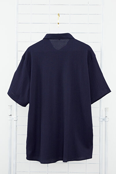 Trendyol Collection Sötétkék normál szabású, nagy méretű nyári ing - rövid ujjú, texturált kötött TMNSS24AX00014