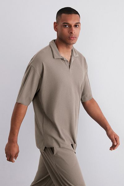 Trendyol Collection Limitierte Auflage, Nerz, Übergröße/breite Textur, Anti-Falten-Ottoman-Polokragen-T-Shirt TMNSS23PO00020