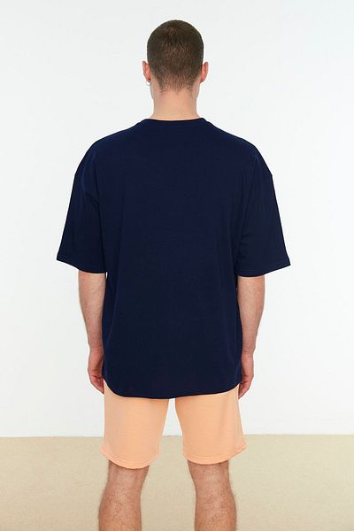 Trendyol Collection Темно-синя футболка з бавовни з міським принтом оверсайз TMNSS22TS0304