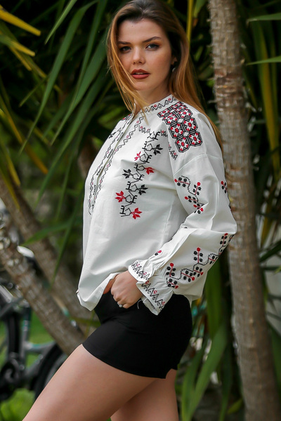 Chiccy White Buttoned Collar and Embroidered Sleeve High Collar Casual Blouse
