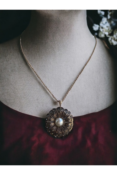 FAYRA ACCESSORIES Stone and Pearl Flower Necklace