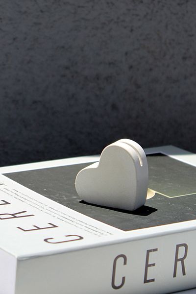 The Craft Thor Concrete Heart Patterned Note and Photo Holder - Stylish and Functional Decor