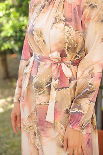 benguen 3991 Model saténových hidžábových šatů - Design sušené růže