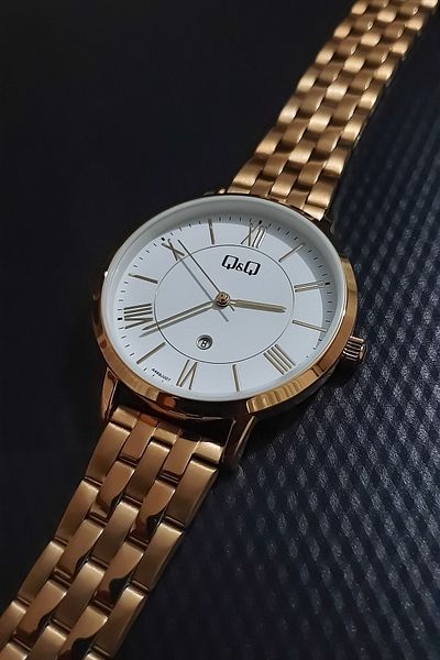 Q&Q Gold White Modern Design Gold Yellow Calendar Women's Wristwatch