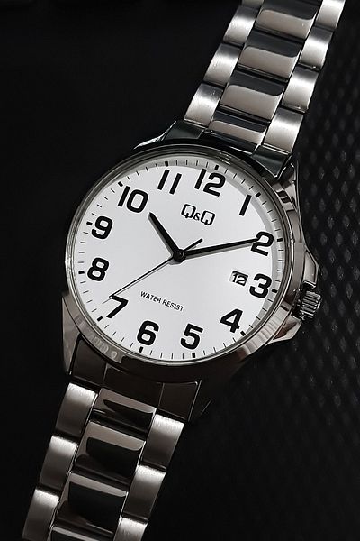 Q&Q Silver White Steel Strap Men's Wristwatch with Numeral Calendar