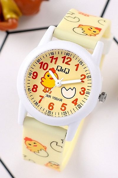 Q&Q Yellow and White Chick Patterned Waterproof Girl's Wristwatch with Numerals
