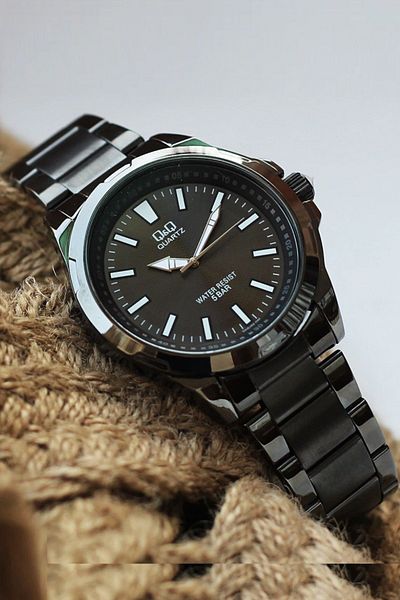 Q&Q Striped Design Men's Wristwatch with Metallic Black Steel Cord