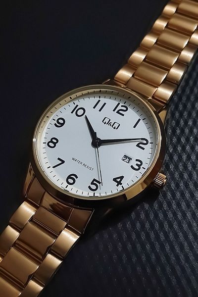 Q&Q Gold White Steel Strap Men's Wristwatch with Numeral Calendar