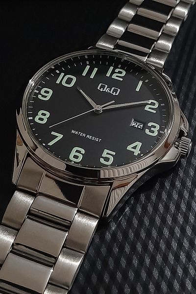 Q&Q Black Silver Steel Strap Men's Wristwatch with Numeral Calendar
