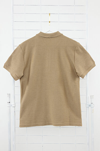 Trendyol Collection Nerzfarbenes, kurzärmliges T-Shirt mit strukturiertem Polokragen und Knopfleiste, regulärer/normaler Schnitt TMNSS23PO00018