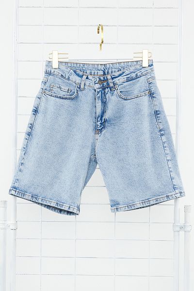 Trendyol Collection Marineblaue Jeansshorts aus Stretchstoff mit normaler Passform - TMNSS24SR00067
