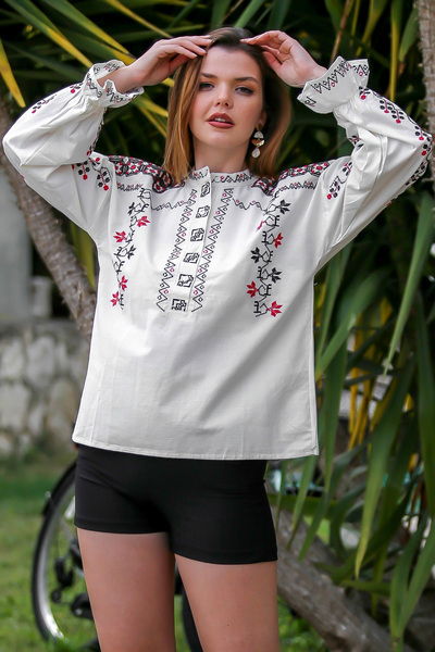 Chiccy White Buttoned Collar and Embroidered Sleeve High Collar Casual Blouse